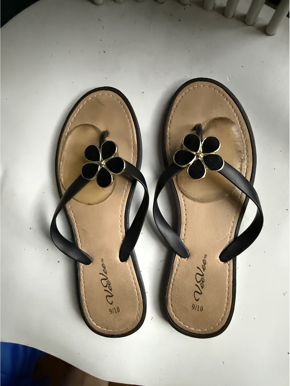 VeeVee Women's Black Flower Strap Sandals Size 9/10